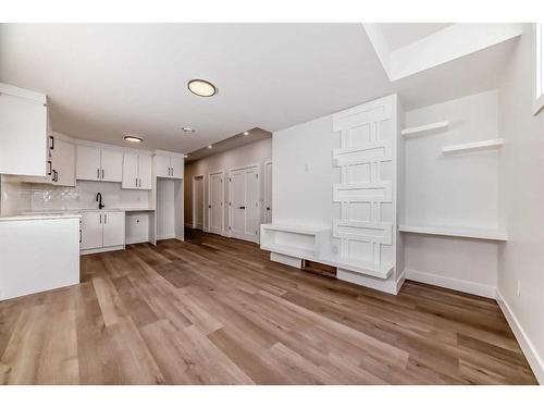 5028 20 Avenue Nw, Calgary, AB - Indoor Photo Showing Kitchen