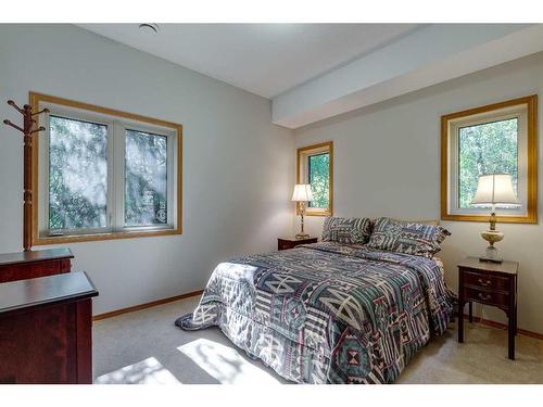 602 Pheasant Close, Pelican Point, AB - Indoor Photo Showing Bedroom