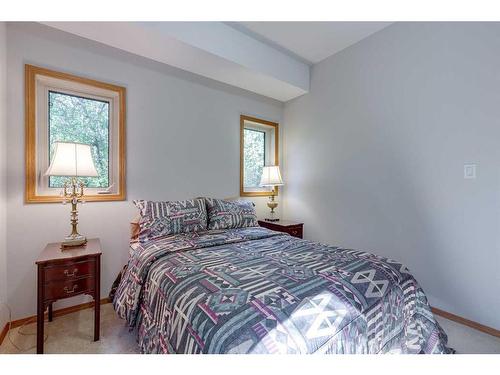 602 Pheasant Close, Pelican Point, AB - Indoor Photo Showing Bedroom