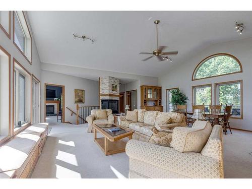 602 Pheasant Close, Pelican Point, AB - Indoor Photo Showing Living Room