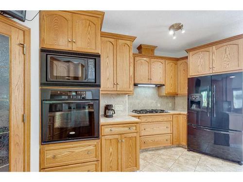 602 Pheasant Close, Pelican Point, AB - Indoor Photo Showing Kitchen