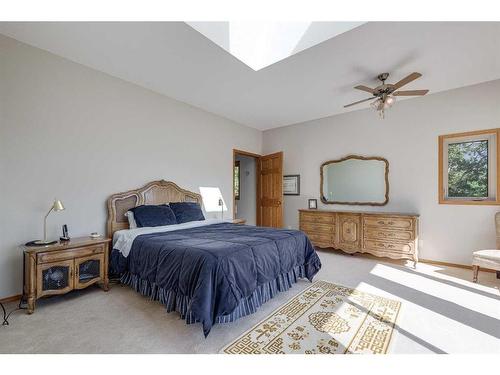 602 Pheasant Close, Pelican Point, AB - Indoor Photo Showing Bedroom