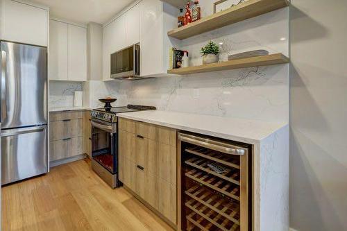 1-825 7Th Street North, Canmore, AB - Indoor Photo Showing Kitchen