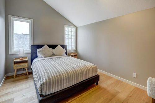 1-825 7Th Street North, Canmore, AB - Indoor Photo Showing Bedroom