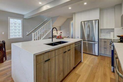 1-825 7Th Street North, Canmore, AB - Indoor Photo Showing Kitchen With Double Sink With Upgraded Kitchen