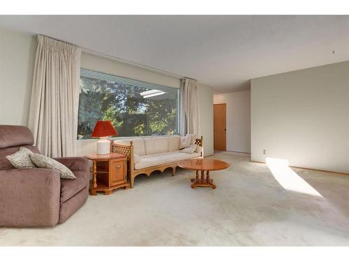 3412 Button Road Nw, Calgary, AB - Indoor Photo Showing Living Room