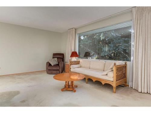 3412 Button Road Nw, Calgary, AB - Indoor Photo Showing Living Room