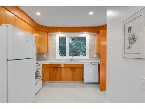 3412 Button Road Nw, Calgary, AB - Indoor Photo Showing Kitchen