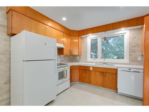 3412 Button Road Nw, Calgary, AB - Indoor Photo Showing Kitchen