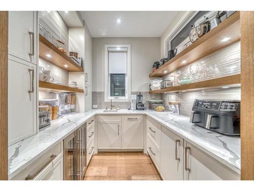 44 Spring Valley Sw, Calgary, AB - Indoor Photo Showing Kitchen