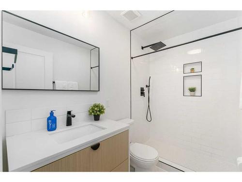 4 Oakbury Place Sw, Calgary, AB - Indoor Photo Showing Bathroom