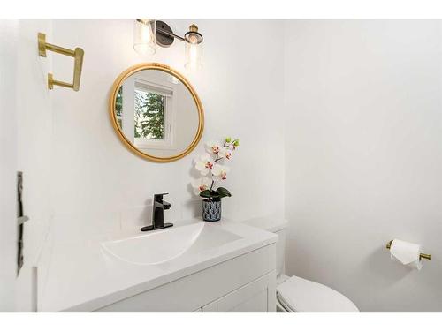 4 Oakbury Place Sw, Calgary, AB - Indoor Photo Showing Bathroom