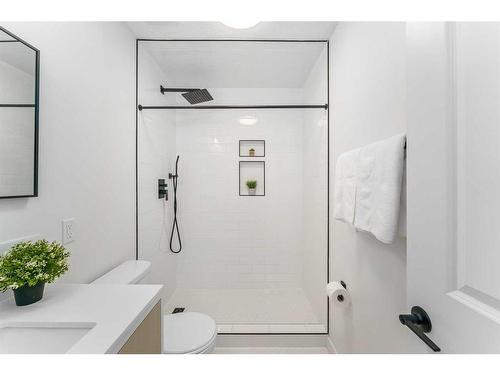 4 Oakbury Place Sw, Calgary, AB - Indoor Photo Showing Bathroom