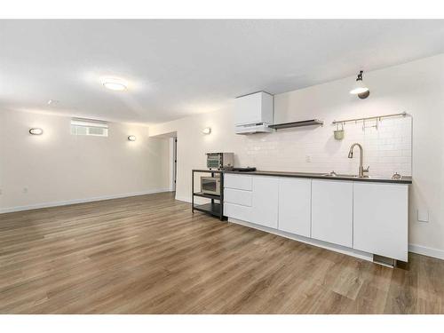 4 Oakbury Place Sw, Calgary, AB - Indoor Photo Showing Kitchen