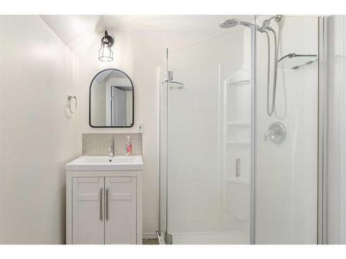 4 Oakbury Place Sw, Calgary, AB - Indoor Photo Showing Bathroom