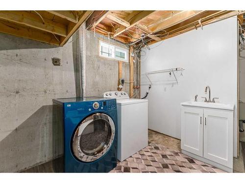 4 Oakbury Place Sw, Calgary, AB - Indoor Photo Showing Laundry Room