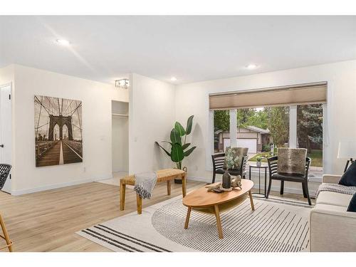 4 Oakbury Place Sw, Calgary, AB - Indoor Photo Showing Living Room