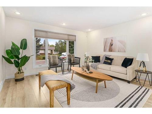 4 Oakbury Place Sw, Calgary, AB - Indoor Photo Showing Living Room