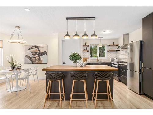 4 Oakbury Place Sw, Calgary, AB - Indoor Photo Showing Kitchen With Upgraded Kitchen