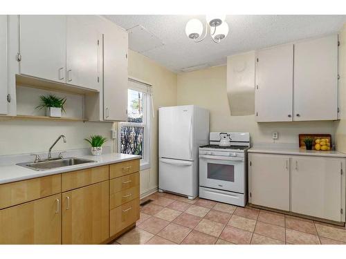 1418 11 Avenue Se, Calgary, AB - Indoor Photo Showing Kitchen