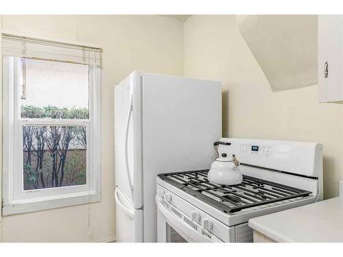 1418 11 Avenue Se, Calgary, AB - Indoor Photo Showing Kitchen