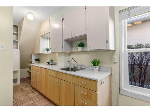 1418 11 Avenue Se, Calgary, AB - Indoor Photo Showing Kitchen