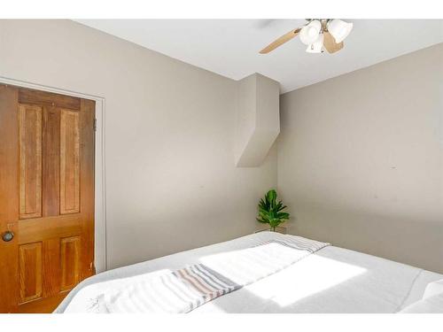 1418 11 Avenue Se, Calgary, AB - Indoor Photo Showing Bedroom