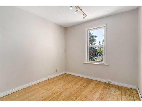 1418 11 Avenue Se, Calgary, AB - Indoor Photo Showing Other Room