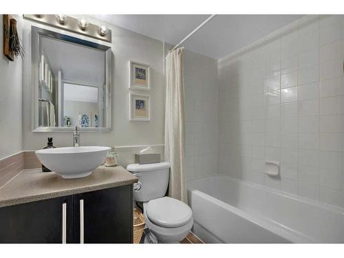 104-505 19 Avenue Sw, Calgary, AB - Indoor Photo Showing Bathroom