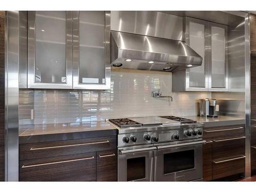 3209 5 Street Nw, Calgary, AB - Indoor Photo Showing Kitchen With Upgraded Kitchen