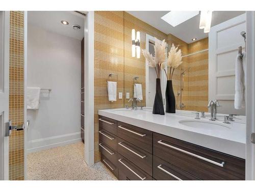 3209 5 Street Nw, Calgary, AB - Indoor Photo Showing Bathroom