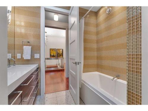 3209 5 Street Nw, Calgary, AB - Indoor Photo Showing Bathroom