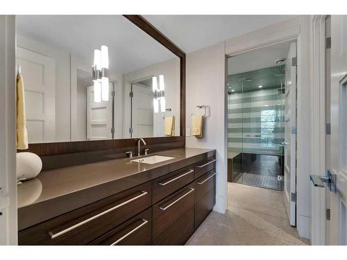 3209 5 Street Nw, Calgary, AB - Indoor Photo Showing Bathroom