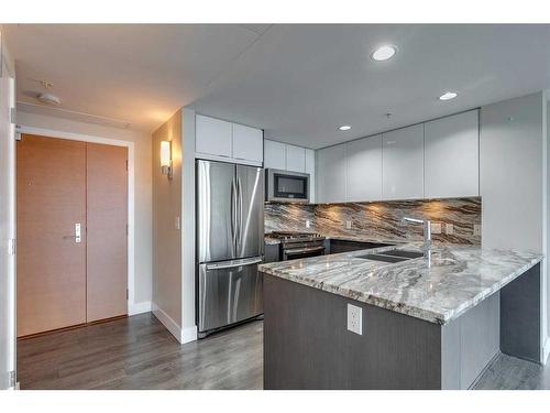 1707-510 6 Avenue Se, Calgary, AB - Indoor Photo Showing Kitchen With Stainless Steel Kitchen With Double Sink With Upgraded Kitchen