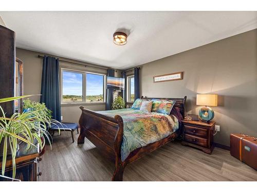 302 Valarosa Place, Didsbury, AB - Indoor Photo Showing Bedroom