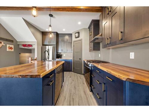 302 Valarosa Place, Didsbury, AB - Indoor Photo Showing Kitchen