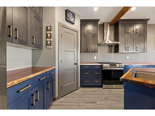 302 Valarosa Place, Didsbury, AB - Indoor Photo Showing Kitchen With Double Sink With Upgraded Kitchen