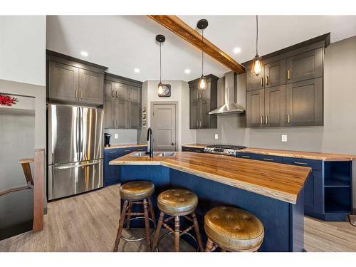 302 Valarosa Place, Didsbury, AB - Indoor Photo Showing Kitchen With Upgraded Kitchen