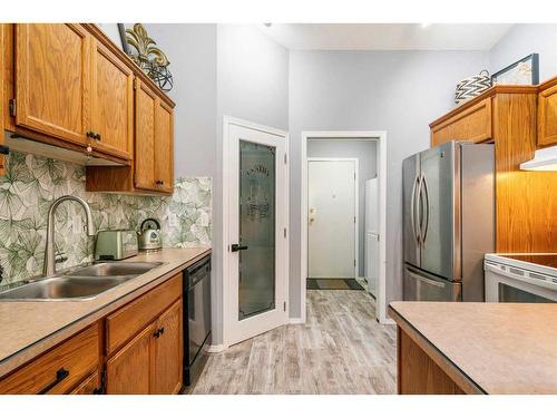 4B Centre Street, Strathmore, AB - Indoor Photo Showing Kitchen With Double Sink