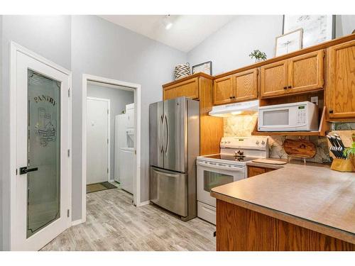 4B Centre Street, Strathmore, AB - Indoor Photo Showing Kitchen