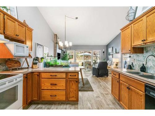 4B Centre Street, Strathmore, AB - Indoor Photo Showing Kitchen