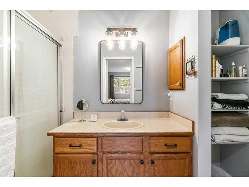 4B Centre Street, Strathmore, AB - Indoor Photo Showing Bathroom