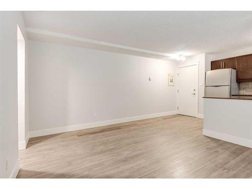 7-605 67 Avenue Sw, Calgary, AB - Indoor Photo Showing Kitchen