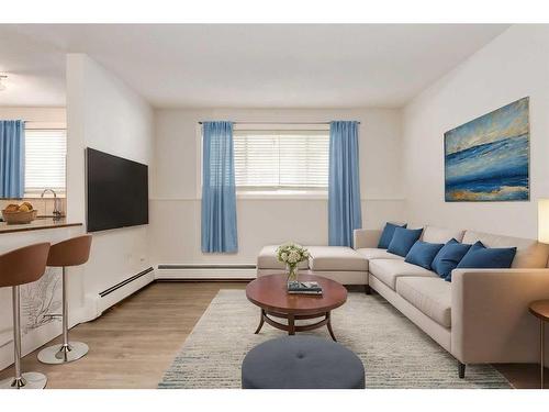 7-605 67 Avenue Sw, Calgary, AB - Indoor Photo Showing Living Room