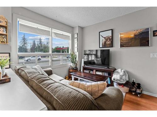 2-2804 17 Avenue Sw, Calgary, AB - Indoor Photo Showing Living Room