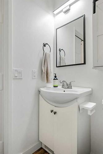 163 Woodvale Bay Sw, Calgary, AB - Indoor Photo Showing Bathroom