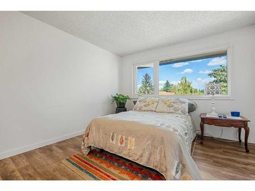 163 Woodvale Bay Sw, Calgary, AB - Indoor Photo Showing Bedroom