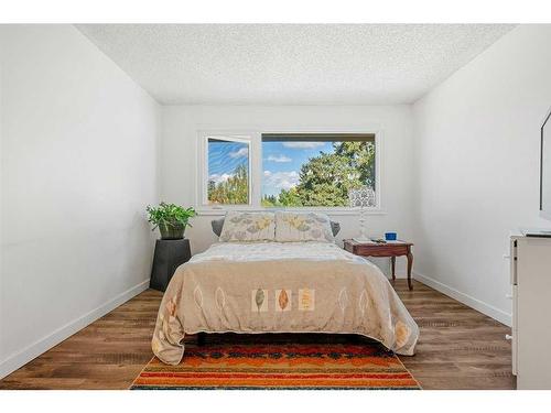 163 Woodvale Bay Sw, Calgary, AB - Indoor Photo Showing Bedroom