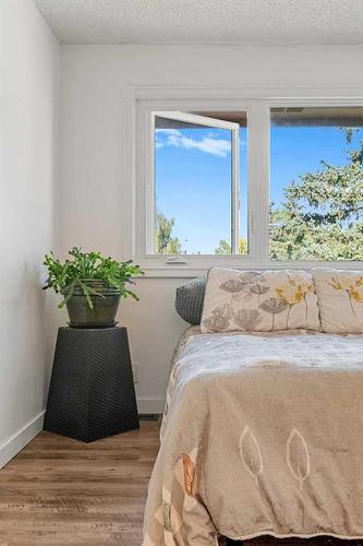 163 Woodvale Bay Sw, Calgary, AB - Indoor Photo Showing Bedroom