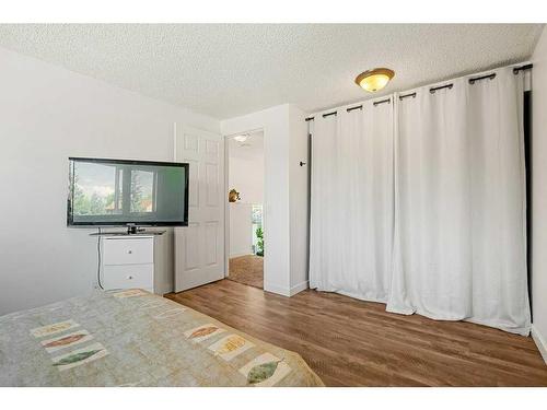 163 Woodvale Bay Sw, Calgary, AB - Indoor Photo Showing Bedroom